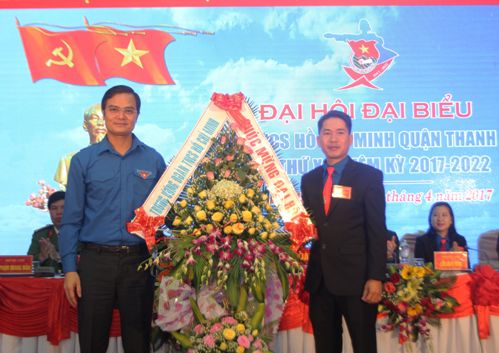 Đ/c Bùi Quang Huy – Bí Thư Trung ương Đoàn tặng hoa chúc mừng Đại hội